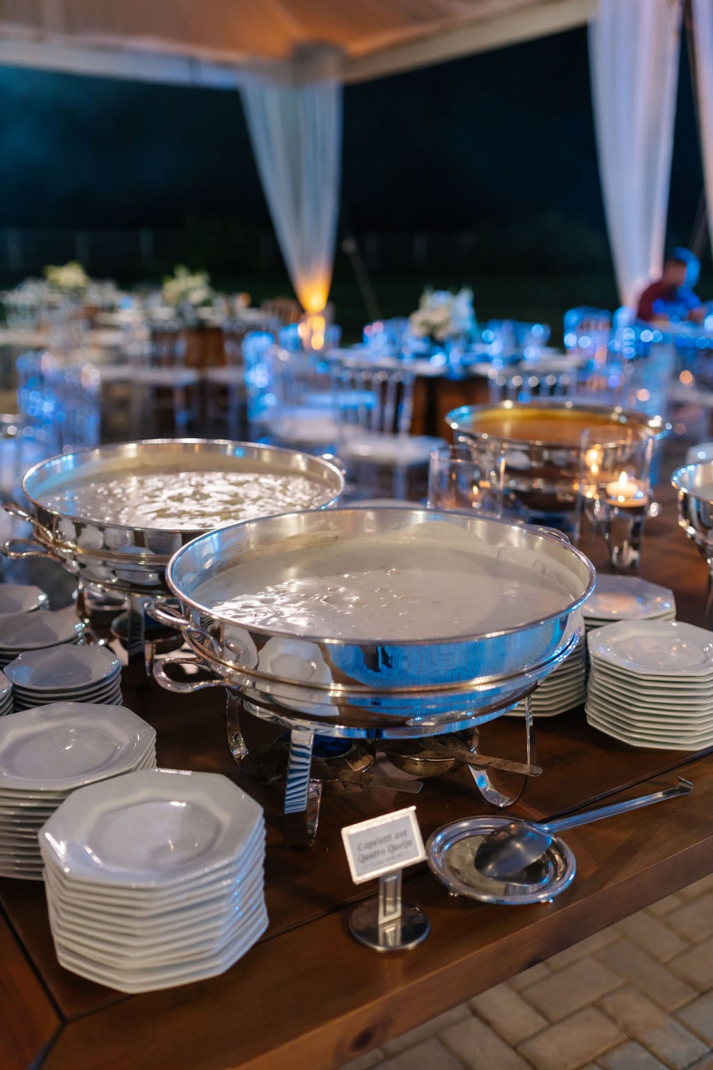 Mesa completa do Supreme Buffet apresentada em peças de prata
