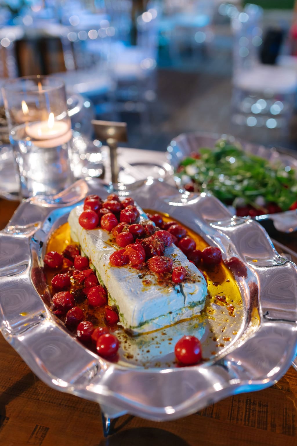 Terrine com tomates apresentada em uma travessa de prata